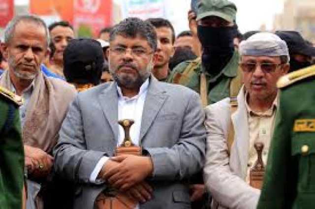 صحفي مقرب من الحوثيين يؤكد: إيران ستترك الجماعة في حال المواجهة مع أمريكا