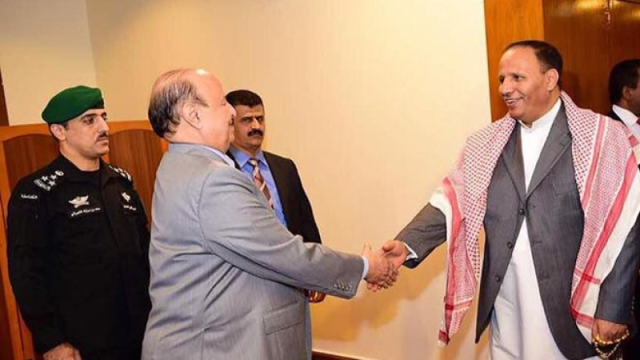 أول مسؤول كبير في الشرعية يعلن تأييد هجمات الحوثيين بالبحر الأحمر ويثير ضجة واسعة بشرعنتها.. ماذا قال؟