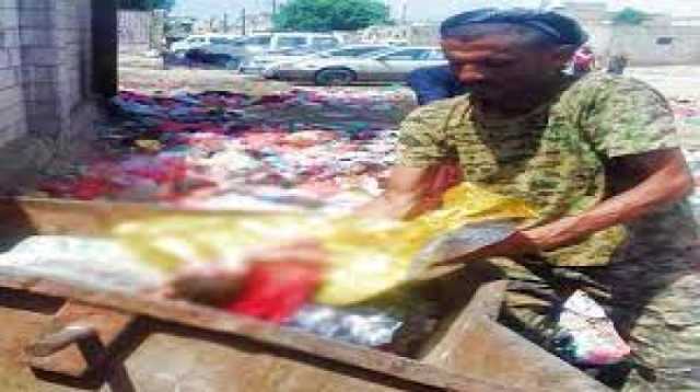 عامل نظافة يعثر على طفل حديث الولادة امام برميل قمامة بتعز