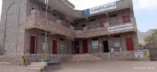 مسلح حوثي يهاجم مدرسة ويهدد طالبة في إب