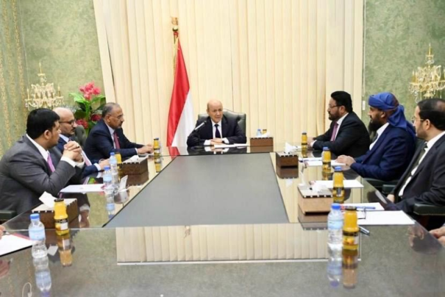 المجلس الرئاسي يحذر من مغبة التصعيد الحربي ويدعو لتعزيز قدرات الحكومة وخفر السواحل اليمنية