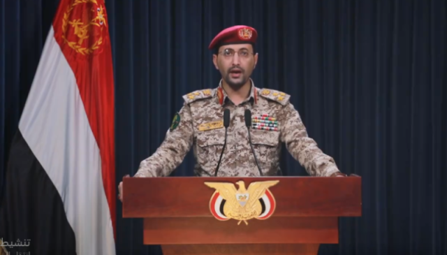 عاجل: الناطق العسكري الحوثي يعلن عن عملية نوعية استهدفت لأول مرة ”سفينة شحن عسكرية أمريكية” في خليج عدن