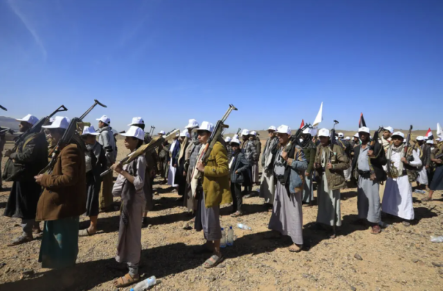 كيف أصبحت المليشيات عدواً ذكياً للولايات المتحدة؟.. صحيفة أمريكية تكشف نقاط القوة لدى الحوثيين و3 خيارات صعبة وباهضة لإضعافهم!