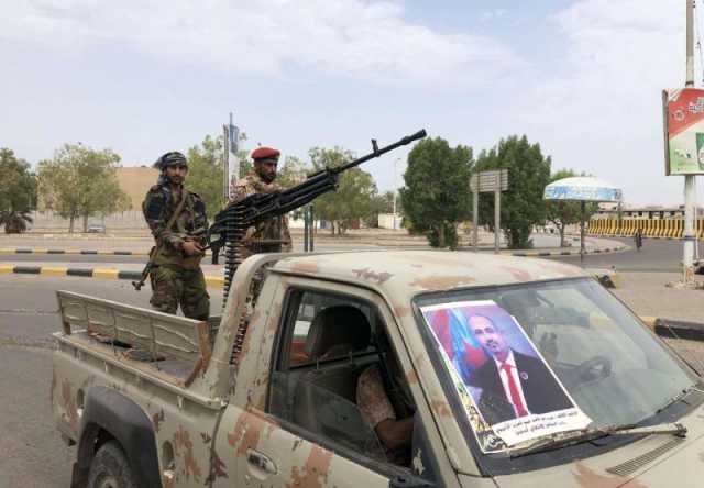 ” لا يملك سوى خيار واحد”..صحفي يدعو الانتقالي الجنوبي الى التحرك قبل ان تصبح الأمور لصالح الحوثي في الجنوب