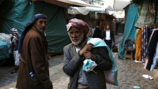 خبراء يحذرون من ارتفاع موجة الغلاء ومعدلات الفقر في اليمن نتيجة التوترات في البحر الأحمر