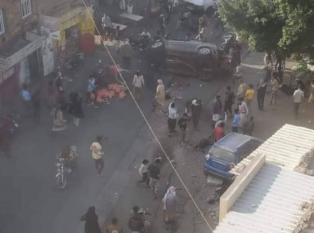 حادث مروع : شاهد وفاة سائقة ورفيقتها و دهس طفل و والدته وإصابة آخرون بتعز (فيديو)