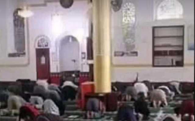 عقب اقتحام مسجد للسلفيين وطرد الإمام والخطيب.. منظمة حقوقية: سلوك الحوثيين قائم على نكث العهود والاتفاقات