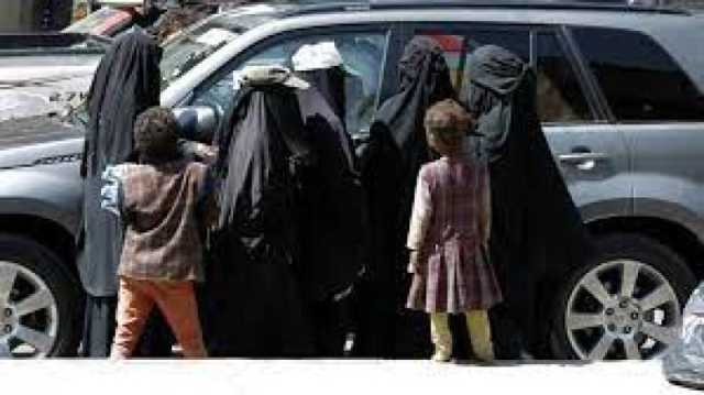 بعد أن أفقروهم وأجهضوا أحلامهم...الحوثيون يزجون بالمتسولين في الحرب