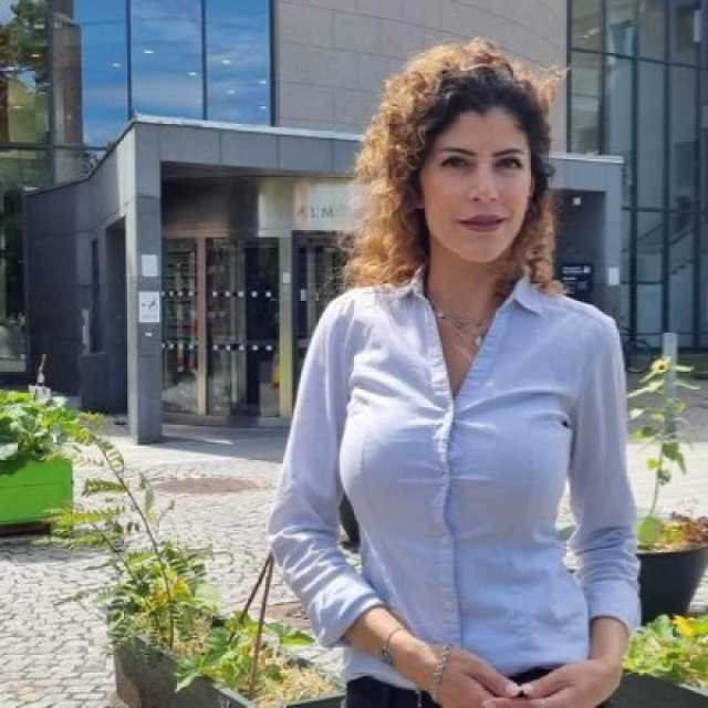 شاهد: شاعر يمني شاب يبهر مشهورة فلسطينية بقصيدة شعرية تحظى بإعجاب واسع