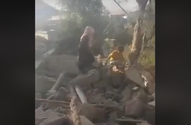 شاهد .. طفلي ”الطويل” يبحثان عن ملابسهم على أطلال منزلهم الذي فجره الحوثيون في قرية مشاعبة بإب (فيديو)