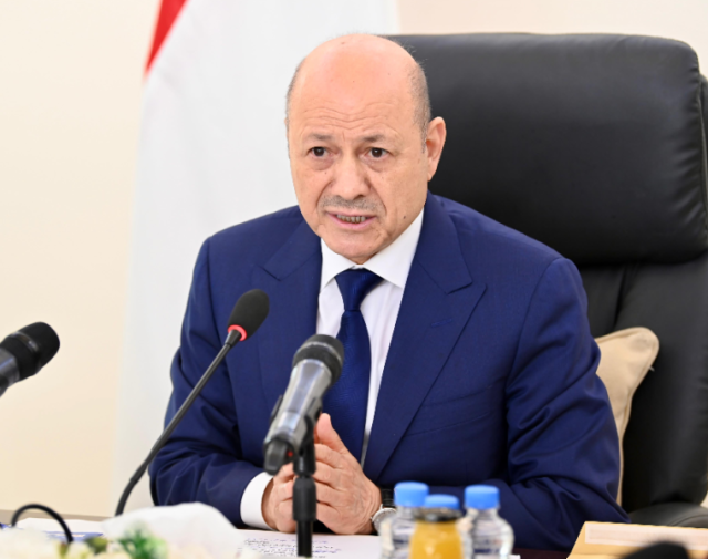توجيه صارم من الرئيس العليمي وانتقاد لاذع ل3 مسؤولين وضابط عسكري يتحدث عن ”مفاجآت سارة ومبشرات قادمة”