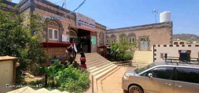 بعد ان نهبوا ما لديها دون علاجها .. عناصر حوثية تطرد امرأة طاعنة في السن من داخل مستشفى بالمحويت