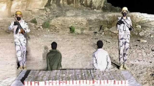 القبض على مخالفين يمنيين في السعودية.. وهذا ما وجد بحوزتهما