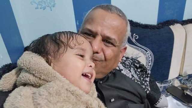 مسؤول حكومي سابق يدهس حفيدته بالسيارة ويدخل في غيبوبة ويُنقل إلى المستشفى على إثر الفاجعة