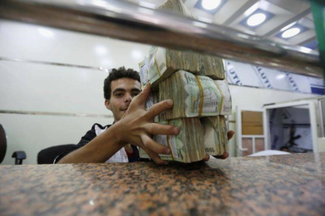تحركات حوثية جديدة بشأن محلات الصرافة بمناطق سيطرة الجماعة