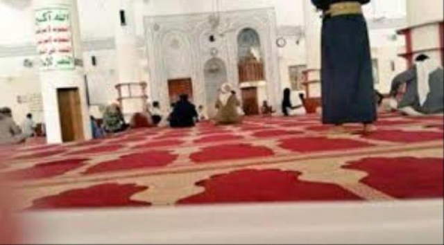 جريمة أثناء الصلاة.. ومحمد الحوثي ”يحكي” ما حدث لـ”أب وابنه” بعد صلاة الجمعة وعدم ترديدهم ”الصرخة”