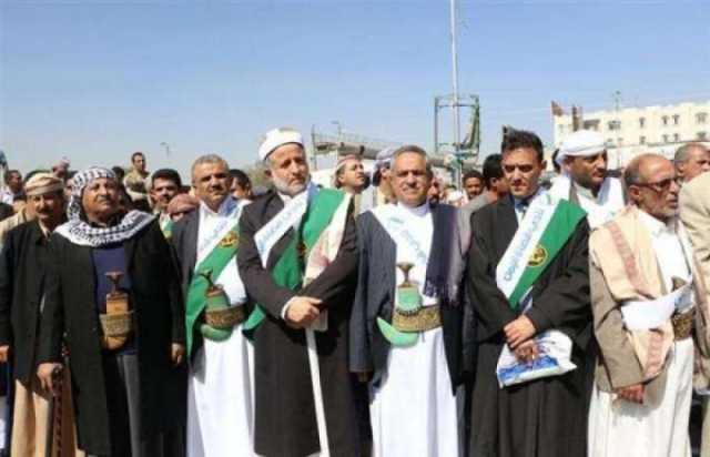 ”تحت تهديد السلاح”.. مليشيا الحوثي تدفع قضاة ورجال دين للمشاركة في مناورة عسكرية بالذخيرة الحية