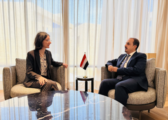 الحكومة تدعو لتحرك دولي عاجل للتعامل مع كارثة غرق السفينة روبيمار المحملة بالمواد الكيميائية الخطيرة في مياه اليمن