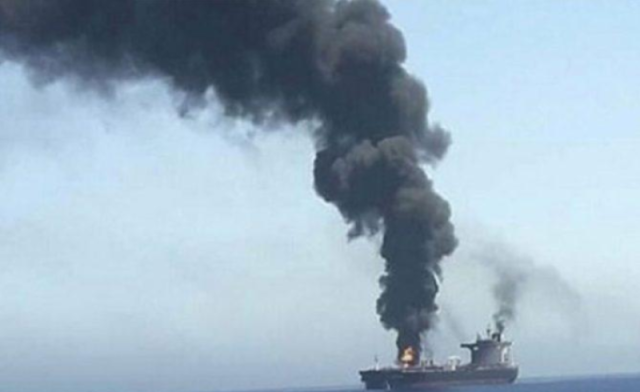 آخرها اشتعال حريق في سفينة إسرائيلية.. صحيفة بريطانية تكشف السر وراء فشل الضربات الأمريكية في وقف هجمات الحوثيين