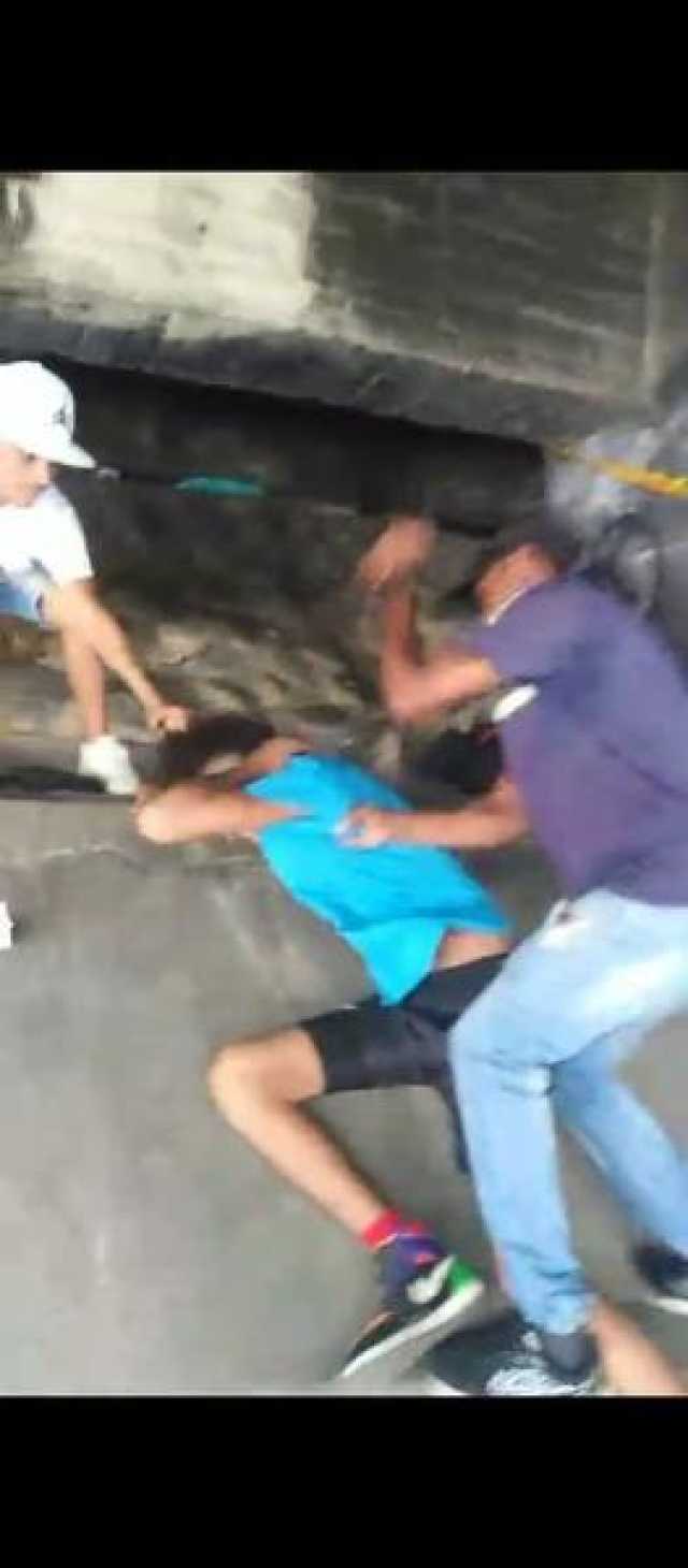 فيديو مروع وصادم ويثير الجدل: حقيقة طعن شاب عدني وتكرار الطعن من قبل شخص افريقي