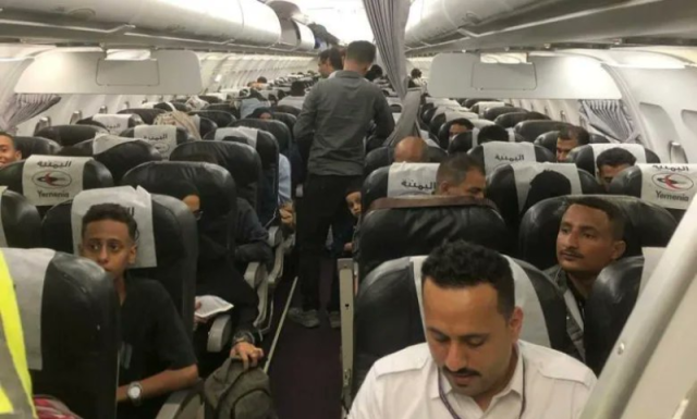 وصول 190 مواطنا يمنيا من العالقين في السودان إلى مطار عدن الدولي على نفقة رجل الأعمال عبدالسلام الحاج