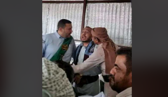 بالصور وكيل نيابة حوثي يشهر سلاحه بوجه محامي .. ونقابة المحامين تتخذ موقف