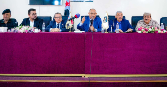 عيدروس الزبيدي يلتقي شلال شايع وقيادات عسكرية وأمنية بارزة في عدن