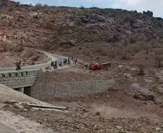 وفاة 4 أشخاص بحادث مروري بعد دهس دراجتهم بشاحنة بمديرية الأزارق بمحافظة الضالع