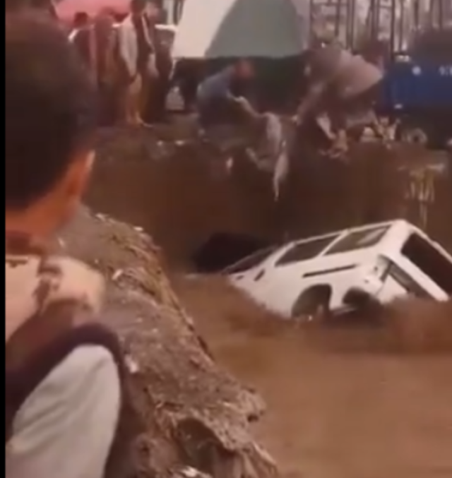سائق باص ينجو من موت محقق بعد مغامرة غير محسوبة لاجتياز سيول الأمطار بمحافظة إب ”فيديو”