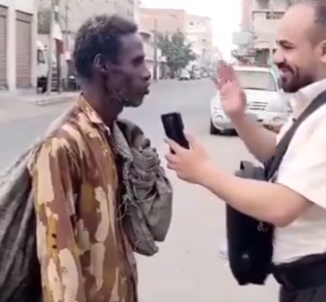 شاهد ”ماذا صنع الحوثي باليمنيين”.. معلم يجمع علب البلاستيك من شوارع صنعاء لبيعها بسبب قطع المرتبات ”فيديو مؤلم”