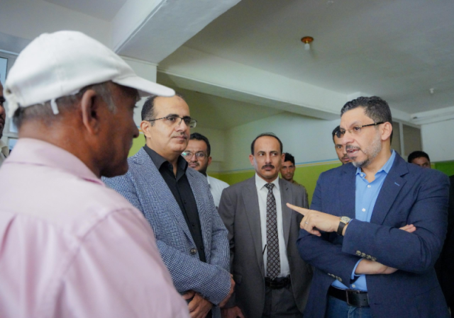 رئيس الوزراء يباغت مؤسسة حكومية في عدن بزيارة مفاجئة ويحيل إدارتها للتحقيق بسبب ”سوء النظافة”
