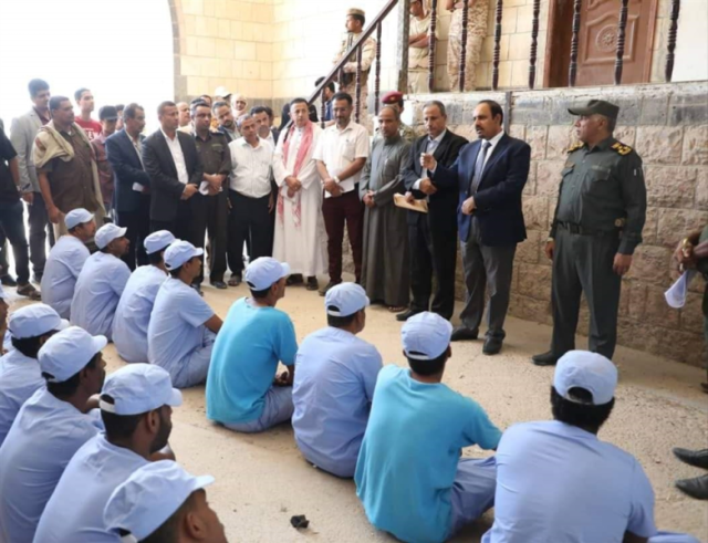 ”مشاعر الفرحة تغمر عائلات السجناء”: العفو الرئاسي يُعيد الأمل لسحناء حضرموت