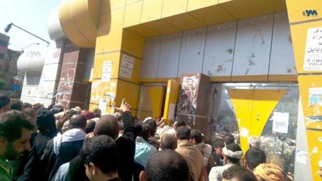 ”مواطنون يتكدسون أمام مكاتب البريد: ”لا نستطيع الحصول على حوالاتنا أو إيداعاتنا المالية ومصادر تكشف السبب ”