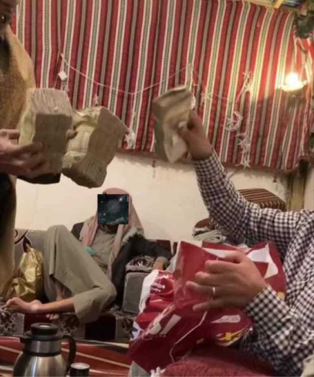 مغترب يمني يلغي مراسم زفاف نجله ويتبرع بتكاليف لزواج شابين