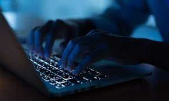 هروب شاعرة مشهورة إلى دولة خليجية وبحوزتها فيديوهات لابتزاز بعض السياسيين والمشاهير