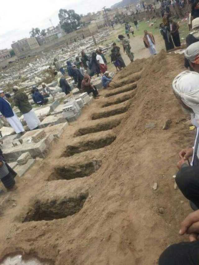 بعد رفض الاهالي دفنهم قبل معاقبة القتلة .. شاهد ميليشيا الحوثي تنقل ضحايا جريمة رداع وتدفنهم في يريم