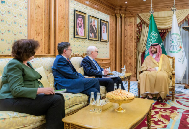 بعد تعديل بند الرواتب بخارطة الطريق.. تحرك أمريكي سعودي عماني بشأن السلام في اليمن وهجمات البحر الأحمر