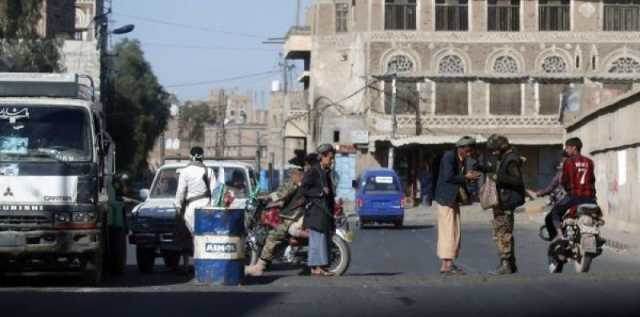 بائع متجول يتعرض لهجوم عنيف من قبل مسلحين حوثيين في إب