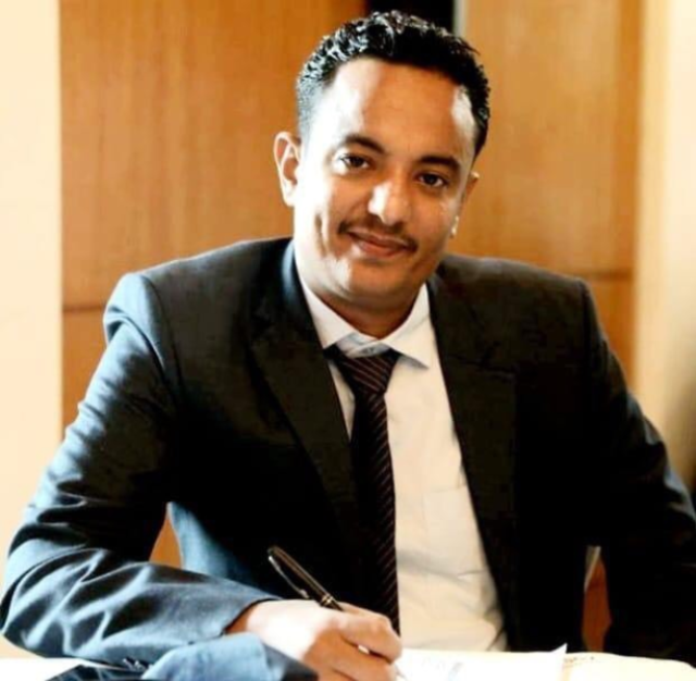 الصحفي العقبي يكشف تعرضه للتهديد والملاحقة بسبب انتقاده لوزير الدفاع ومطالبته بصرف مرتبات الجرحى