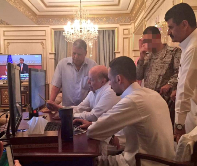 قائد مقاومة تحرير عدن ينشر صورة لـ”فخامة الرئيس السابق المشير عبدربه منصور هادي”: لولاه لسقطت اليمن في كماشة إيران