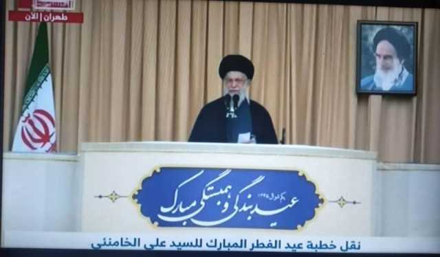 ظهر بالقناصة.. مليشيا الحوثي تنقل البث الحي لخطبة ‘‘خامنئي’’ صبيحة عيد الفطر