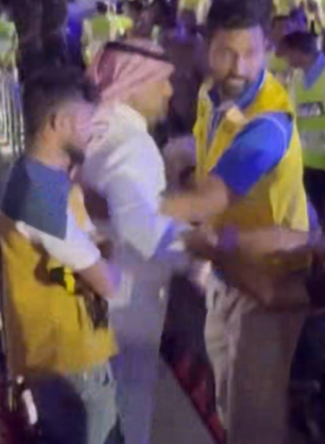 مصادر سعودية تكشف مفاجأة بشأن هوية المشجع الذي جلد ” حمدالله” وكيف أحضر السوط لضرب اللاعب!