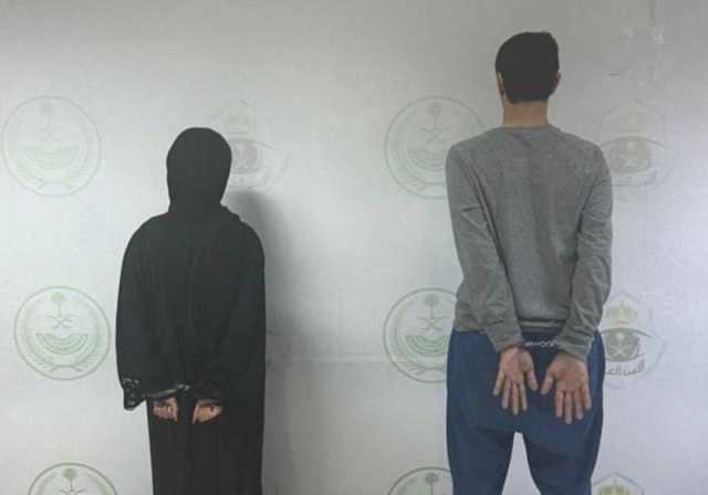 شاهد:القبض على رجل وامرأة ظهرا في فيديو بأفعال منافية للآداب وسلوكيات خادشة للحياء بالرياض