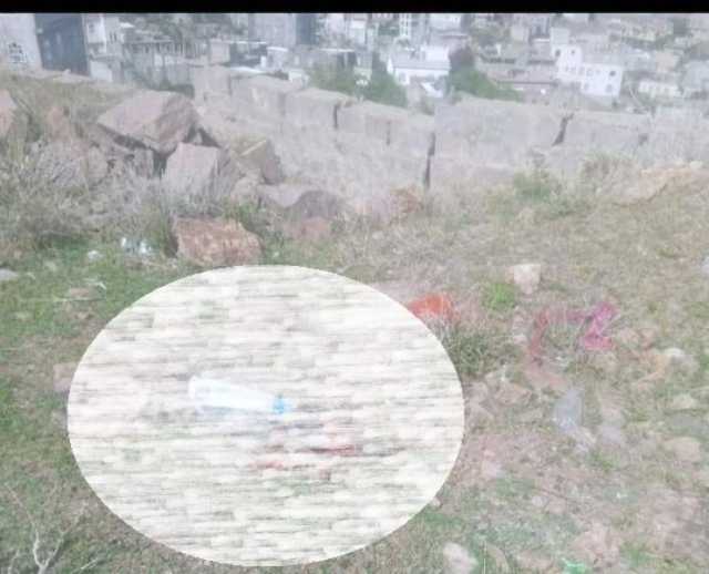 مازالت الدماء على جسدها.. العثور على طفلة حديثة الولادة مرمية في أحد الجبال وسط اليمن (فيديو)