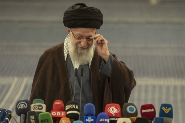 بعد انكشاف المسرحية.. المرشد الإيراني يكشف هدف ”الهجوم” على اسرائيل