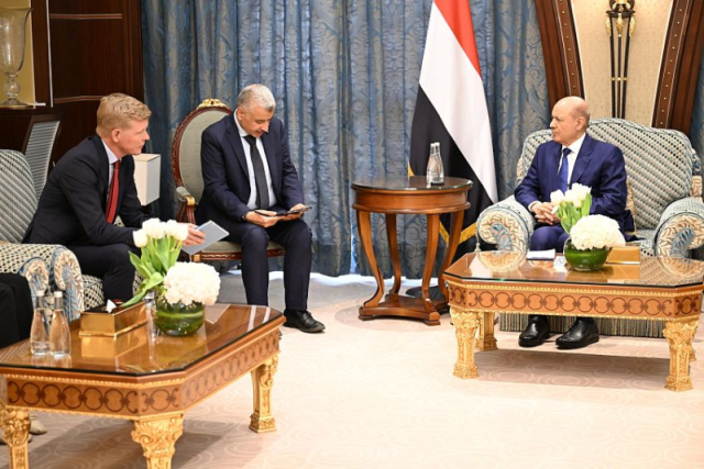 قبل المفاوضات المرتقبة مع الحوثيين.. الرئيس العليمي يلتقي المبعوث الأممي ويؤكد له شرط الشرعية لأي حل للأزمة