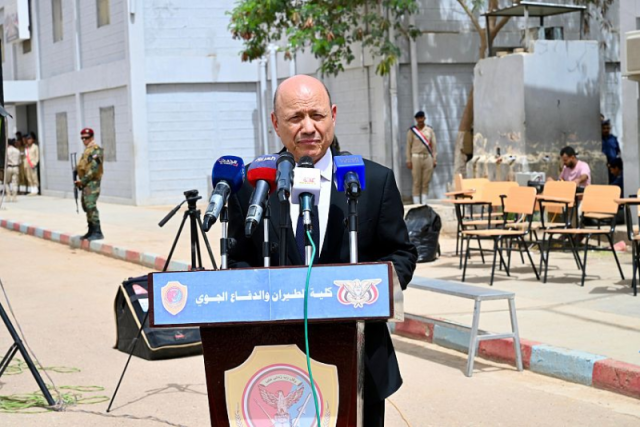 الرئيس العليمي يزور كلية الطيران والدفاع الجوي بمحافظة مأرب (شاهد)