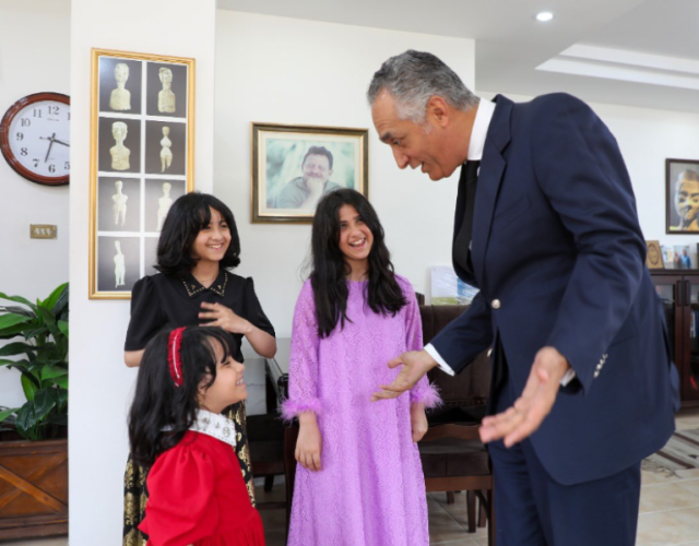 فيديو للطفلة اليمنية ”ناهي” يجتاح مواقع التواصل في الأردن ووزير السياحي الأردني يستضيفها لتكريمها ”شاهد”