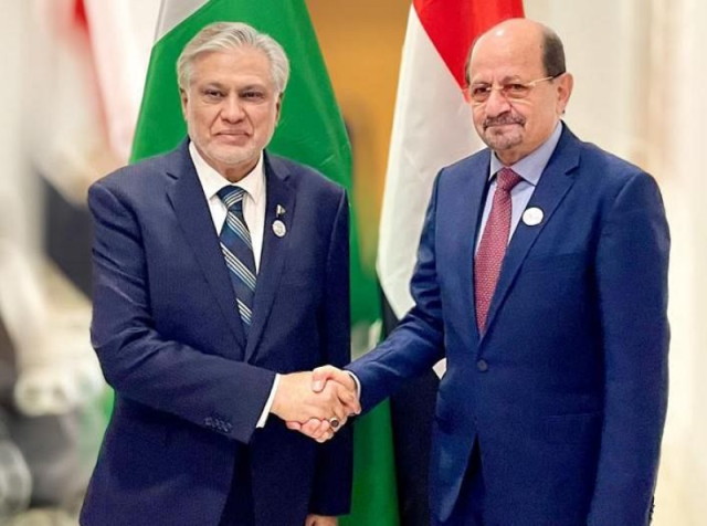 وزير الخارجية الدكتور شائع الزنداني يطلع نظيره الباكستاني على آخر مستجدات جهود إنهاء حرب اليمن