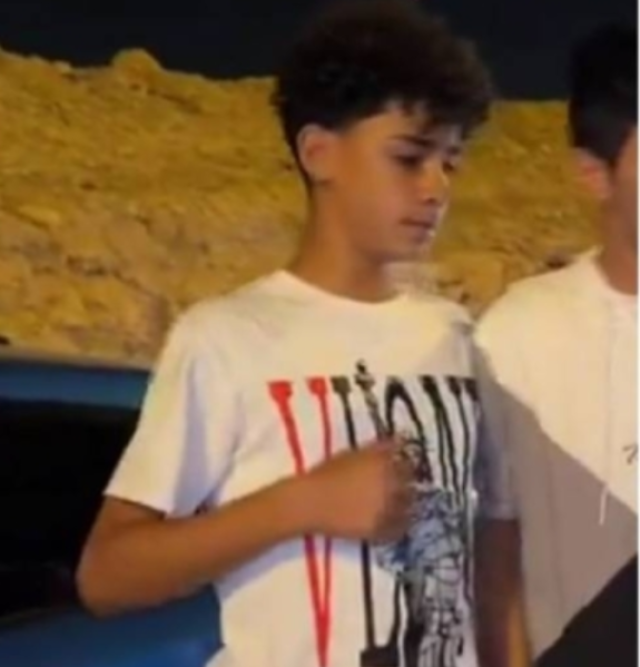 نجل رونالدو يوقف سيارته على جانب الطريق بالسعودية ويلتقط الصور مع معجبيه.. شاهد ردة فعلهم